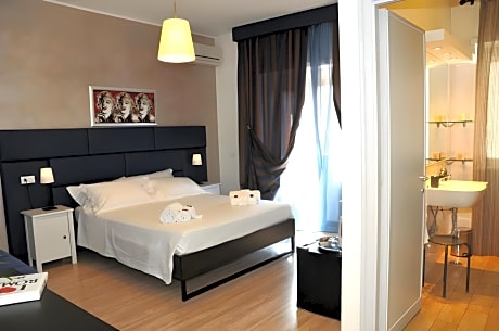 Quadruple Room with Private Bathroom