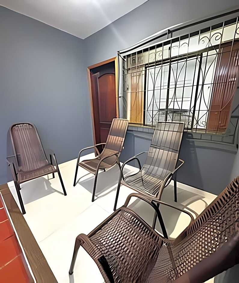 Casa grande - 3 Suítes e Piscina - Próx. ao Centro