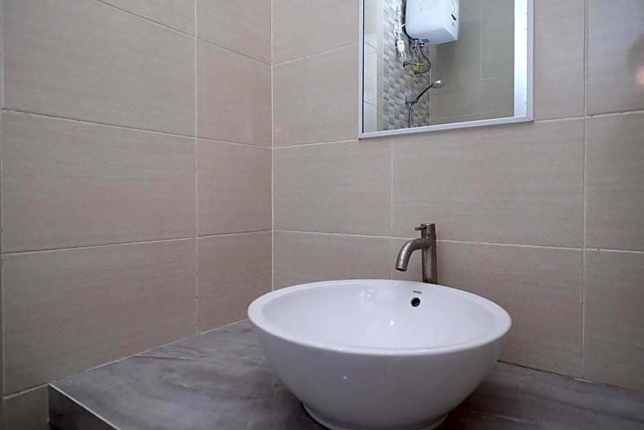 RedDoorz Plus near UMS Solo 2