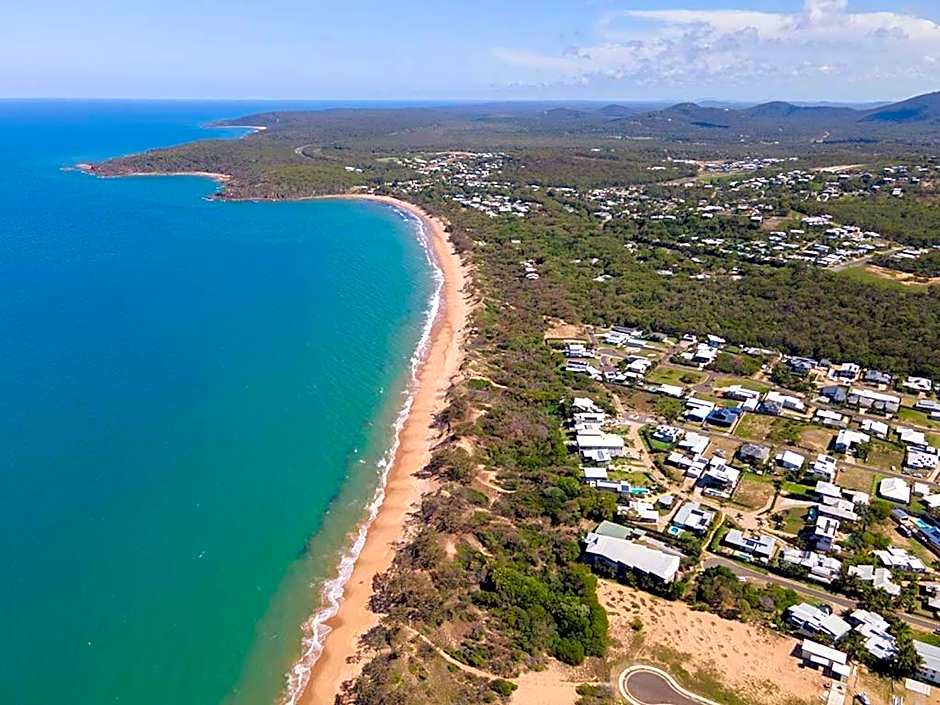 Beach Karma - Three-Bedroom Beachside Escape with Heated Communal Pool in Agnes Water