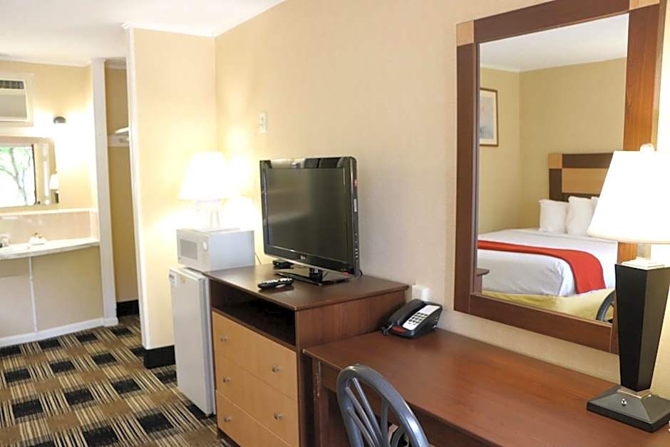 Castlewood Inn