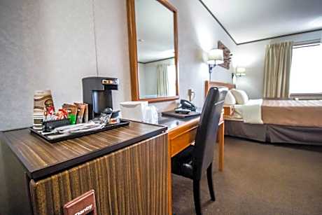 Queen Suite with Spa Bath