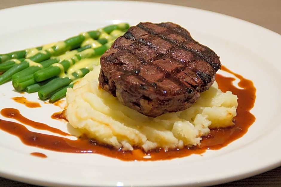 Rydges Gladstone Hotel