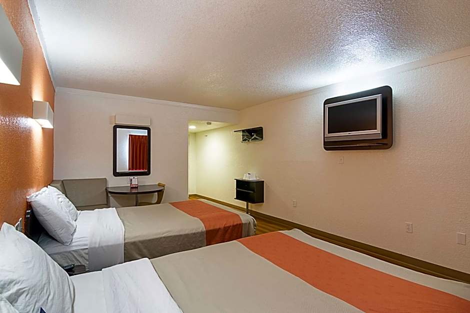 Motel 6 - Tampa Fairgrounds