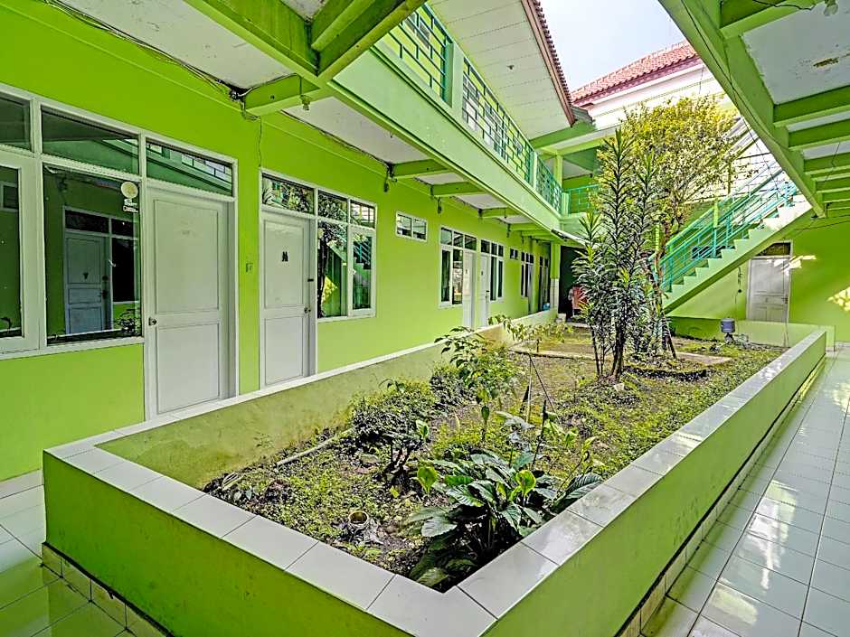 SPOT ON 91325 Pondok Hijau Guest House Syariah