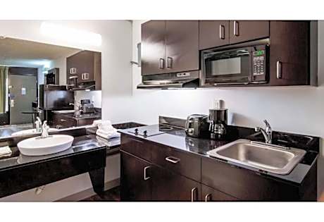 1 Queen Bed | Non-Smoking, Kitchen