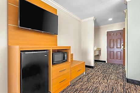 Executive King Room with Sofa Bed - Non-Smoking