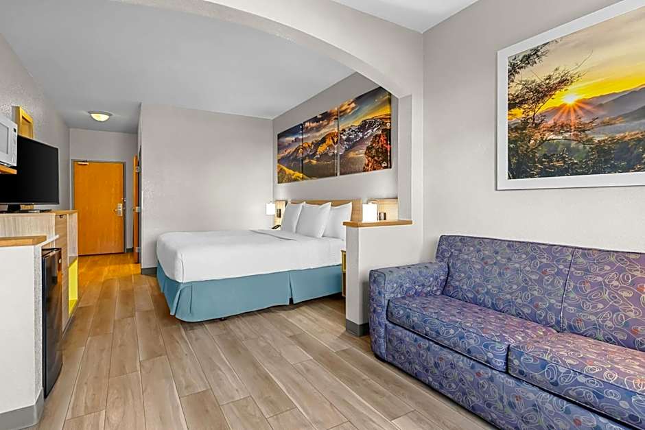 Days Inn & Suites by Wyndham Castle Rock