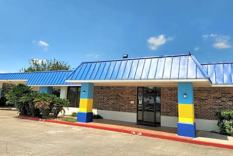 Days Inn by Wyndham Seguin TX