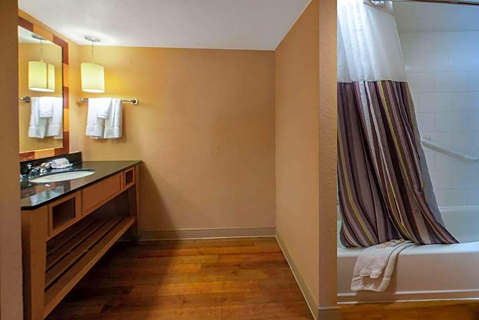 La Quinta Inn & Suites by Wyndham Deerfield Beach I-95