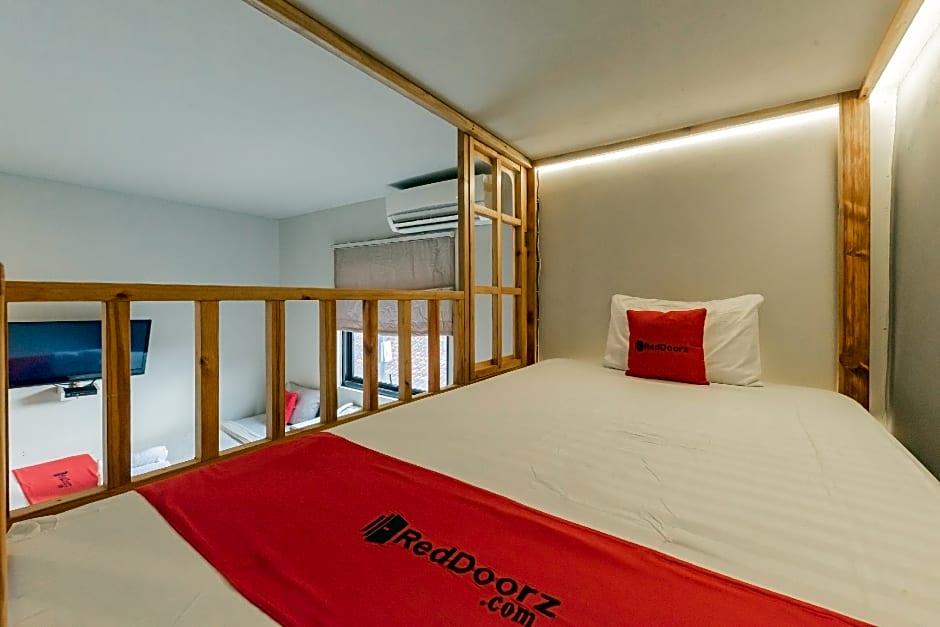 RedDoorz Plus near Asia Afrika 3