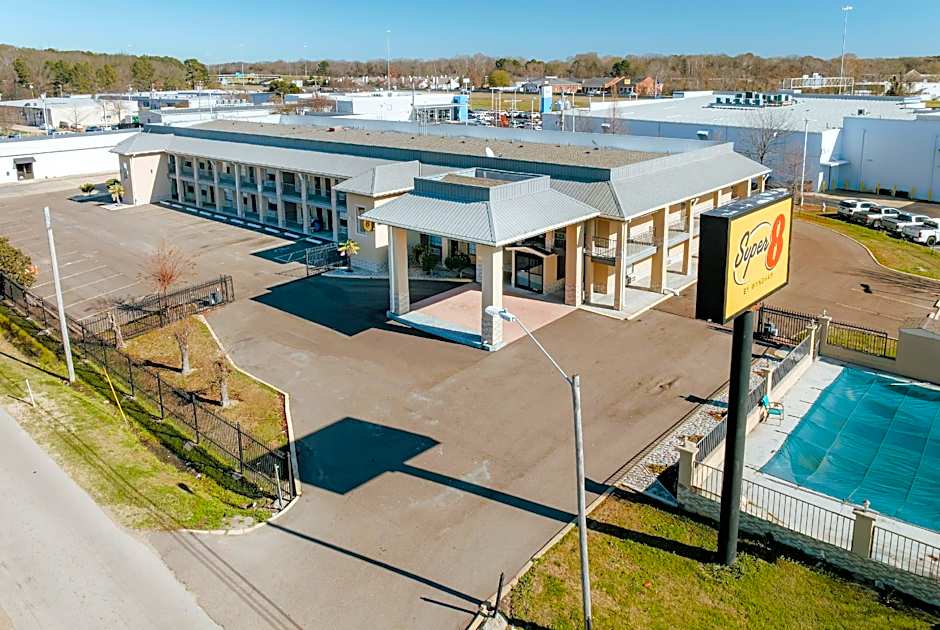 Super 8 by Wyndham Jackson MS Near the Fairgrounds