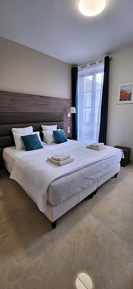 SQUARE HOTEL