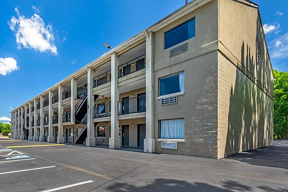 Econo Lodge Inn & Suites I-64 & Us 13