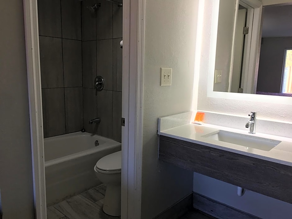 Days Inn & Suites by Wyndham Charleston Airport West