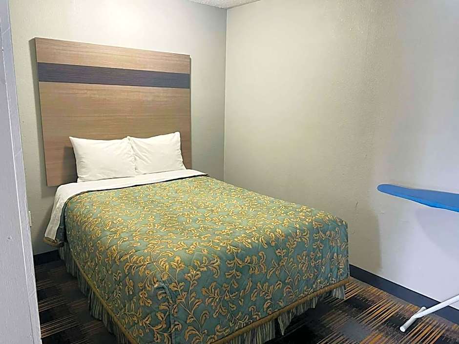 Travelodge by Wyndham Sellersburg / Louisville North