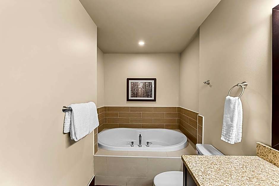 Best Western Plus Lacombe Inn & Suites