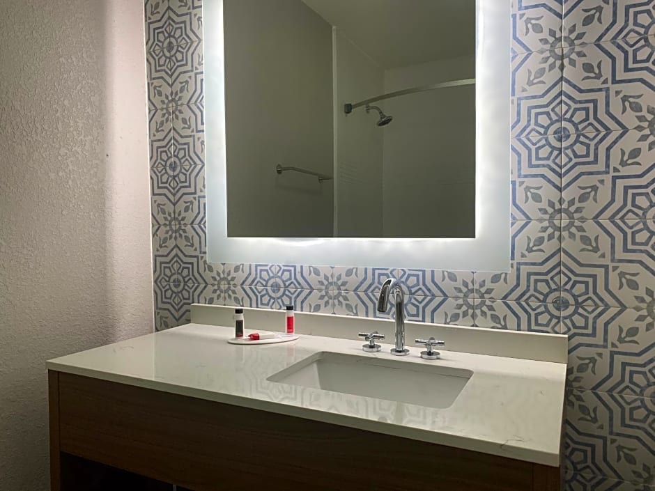 Days Inn & Suites by Wyndham Norcross