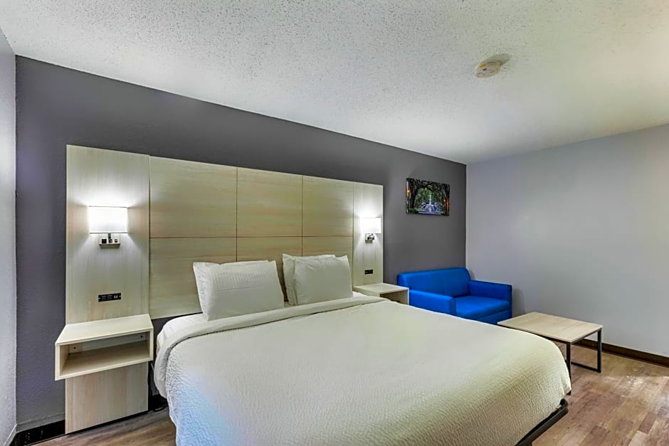 Days Inn by Wyndham Savannah Gateway I-95