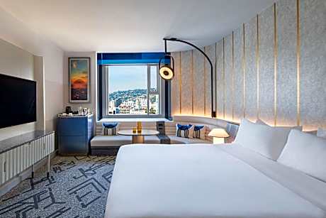 Luxe Level Superior, Guest room, 1 King, City view