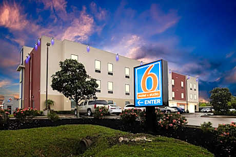 Studio 6 Suites Texas City, TX I 45 South