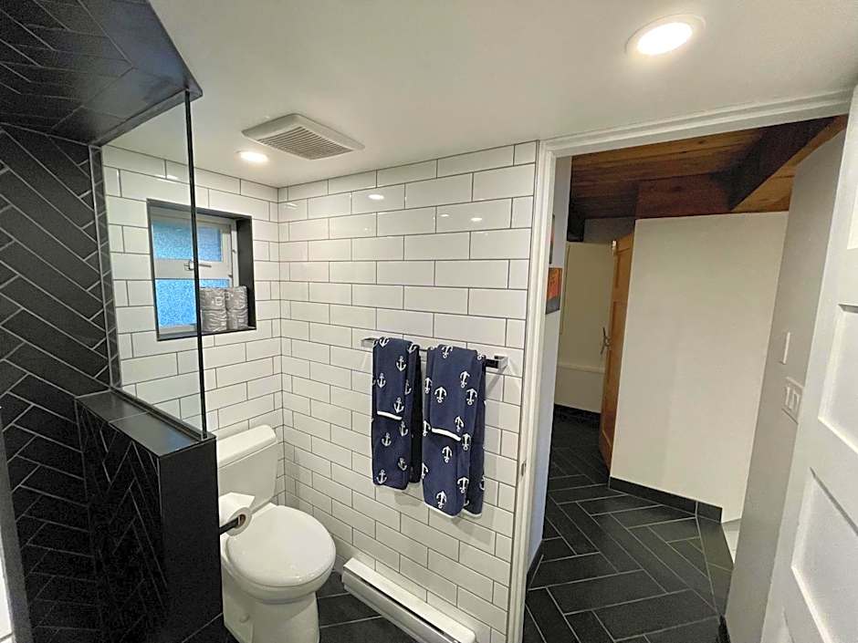 Waterfront Hot Tub Firepit King Bed - 6H