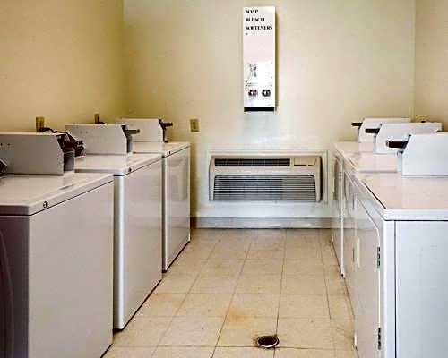Econo Lodge Inn & Suites Carrollton - Smithfield