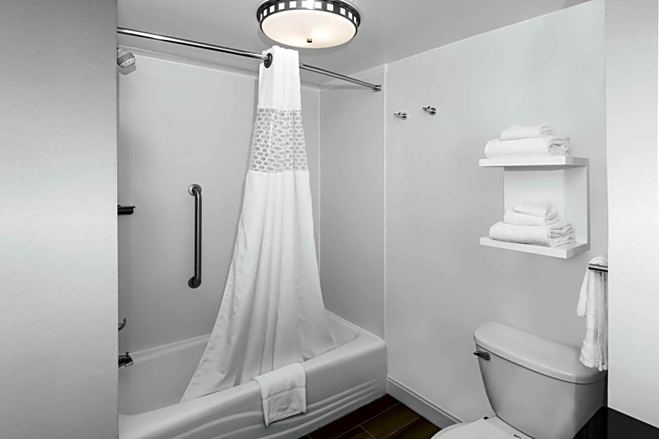 Hampton Inn & Suites Raleigh Cary Lenovo Center
