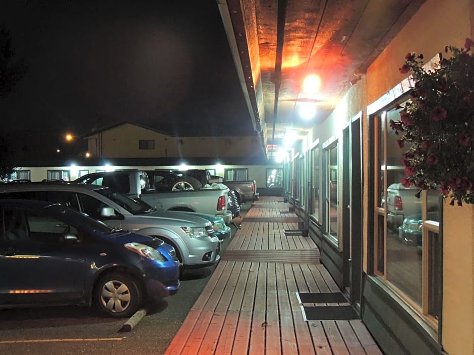 100 Mile Motel & RV Park