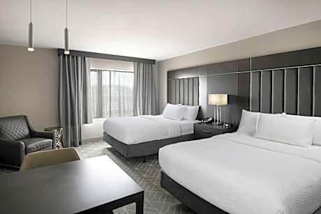 Studio with Two Queen Beds - Hearing Accessible