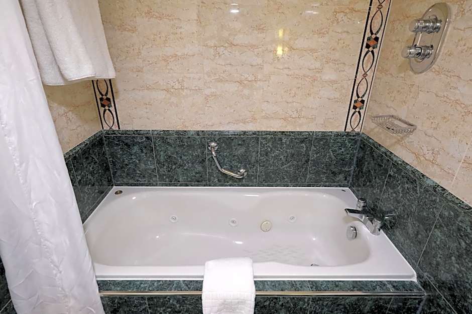 Crowne Plaza Liverpool - John Lennon Airport By IHG