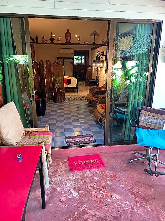Baan Si Khao yanui
