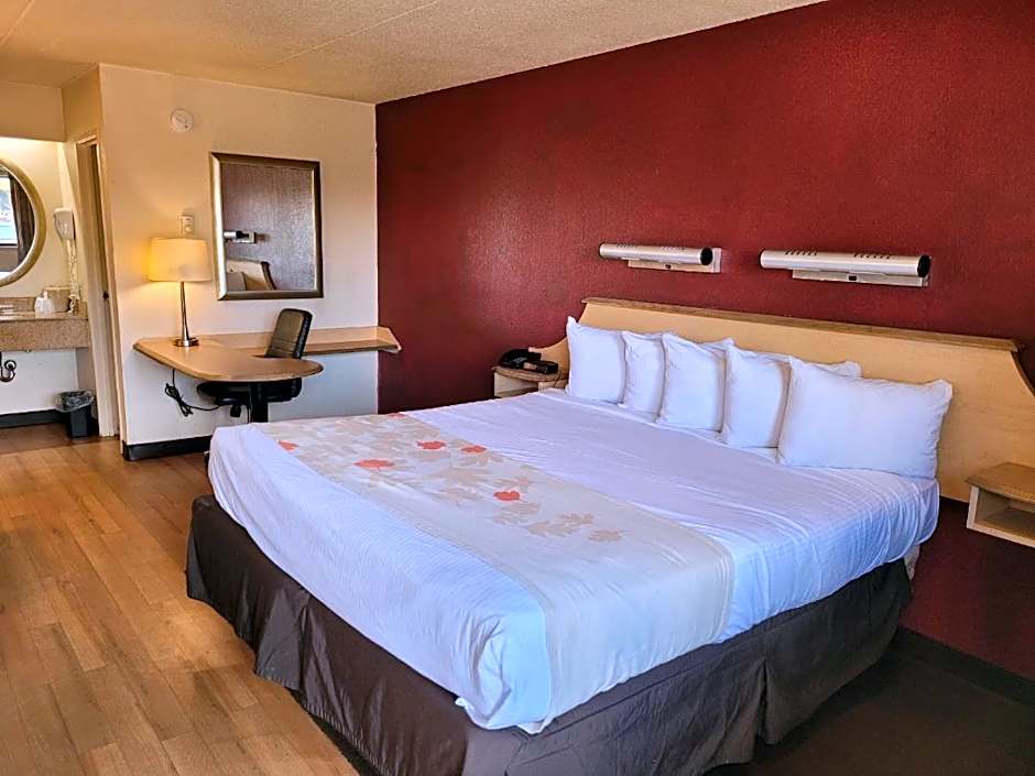 Photo 1 of 29 of Red Oak Inn Southfield