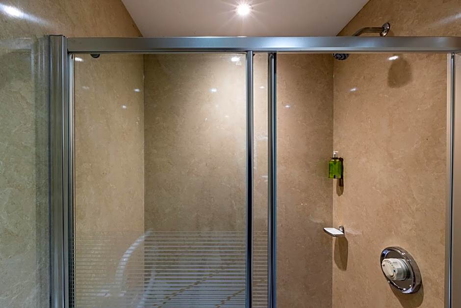 Holly Lodge Guest House with FREE off site health club