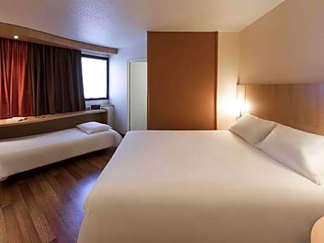 Standard Room with One Double Bed and One Single Bed
