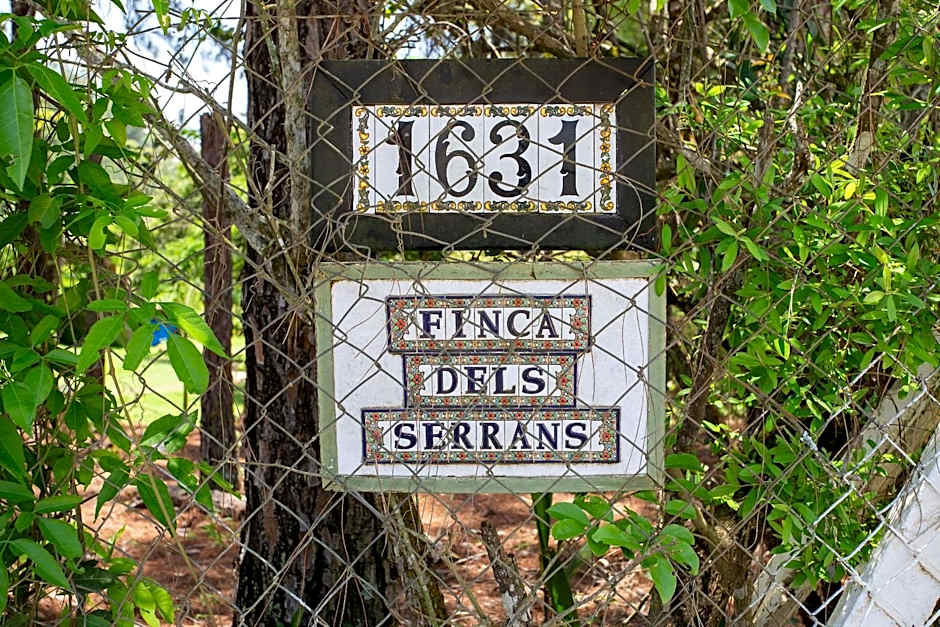 Sítio com piscina, área arborizada e lazer