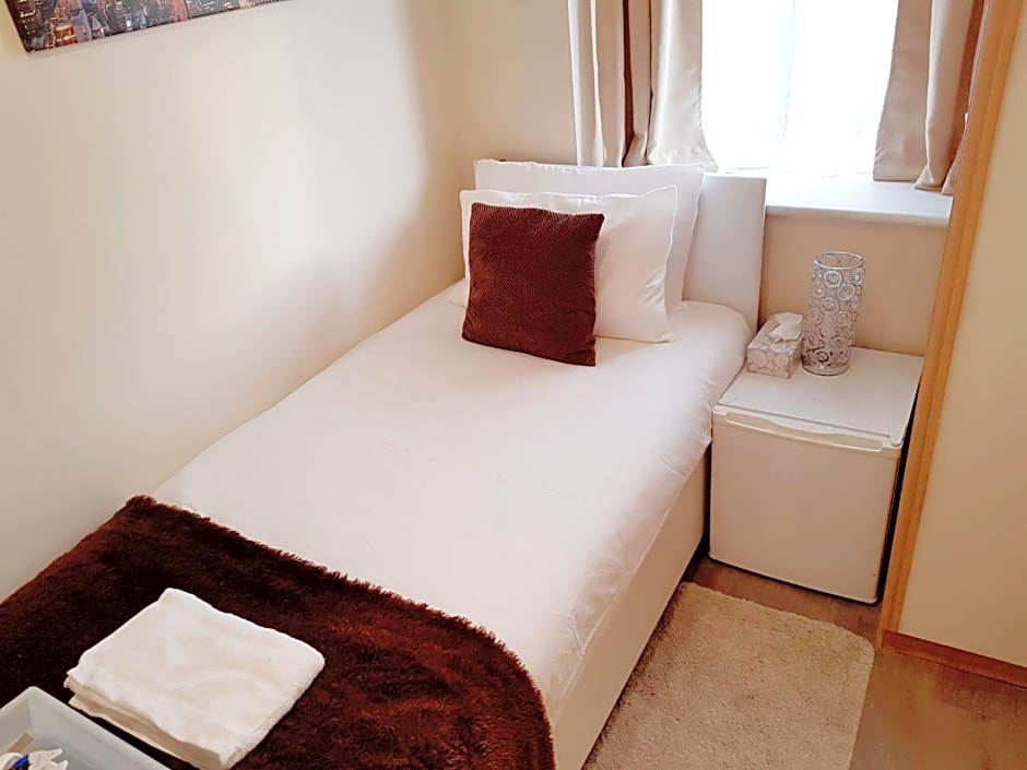 Photo 1 sur 2 de Single room-Budget-Shared Bathroom-Street View-Budget Single Room
