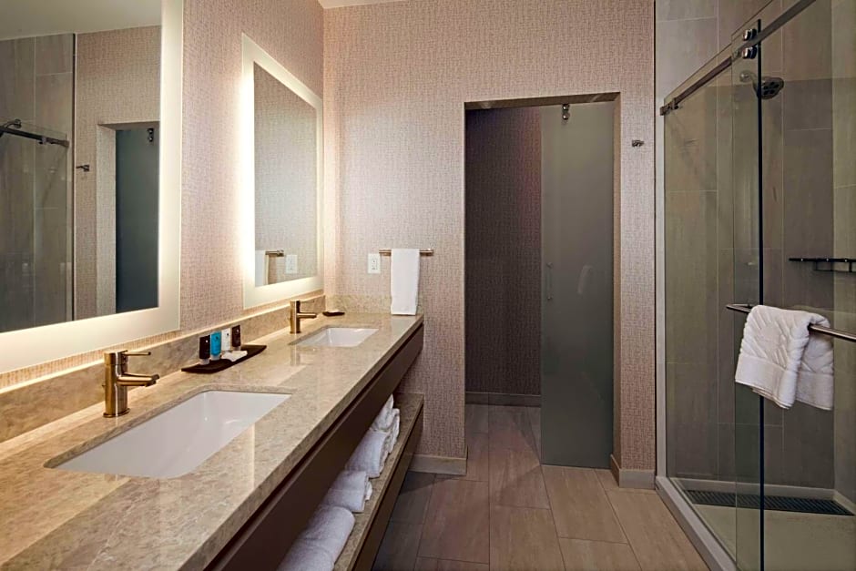 H Hotel Los Angeles, Curio Collection by Hilton