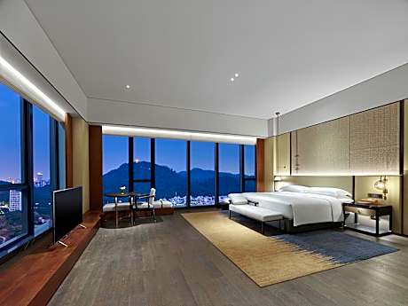 One-Bedroom Suite with Mountain View