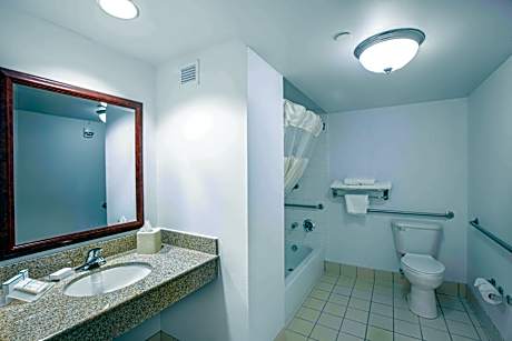 2 Queen Mobility Accessible W/Bathtub