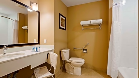 Accessible - 1 King, Mobility Accessible, Bathtub, Microwave And Refrigerator Non Refundable