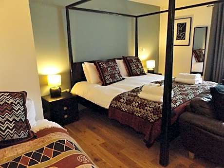 Family room-Ensuite-King Size 4 Poster RL RM5