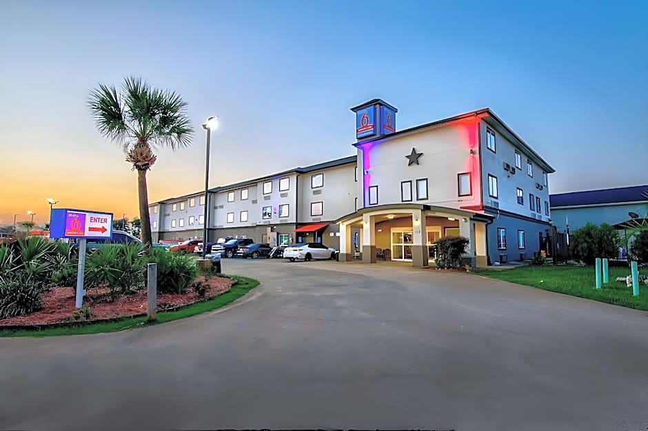 OYO Hotel Sulphur Kitchenette Daily Weekly Stays