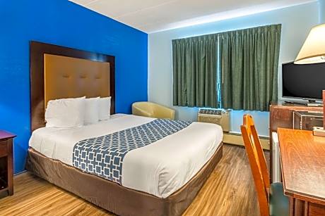 Econo Lodge Inn & Suites Windsor Locks Bradley Airport