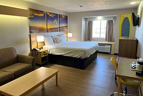 Deluxe King Room with Sofa - Non-Smoking