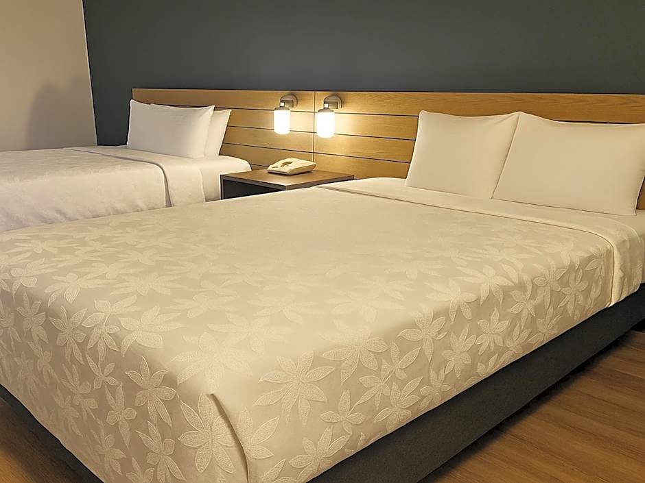 Rancho San Diego Inn & Suites