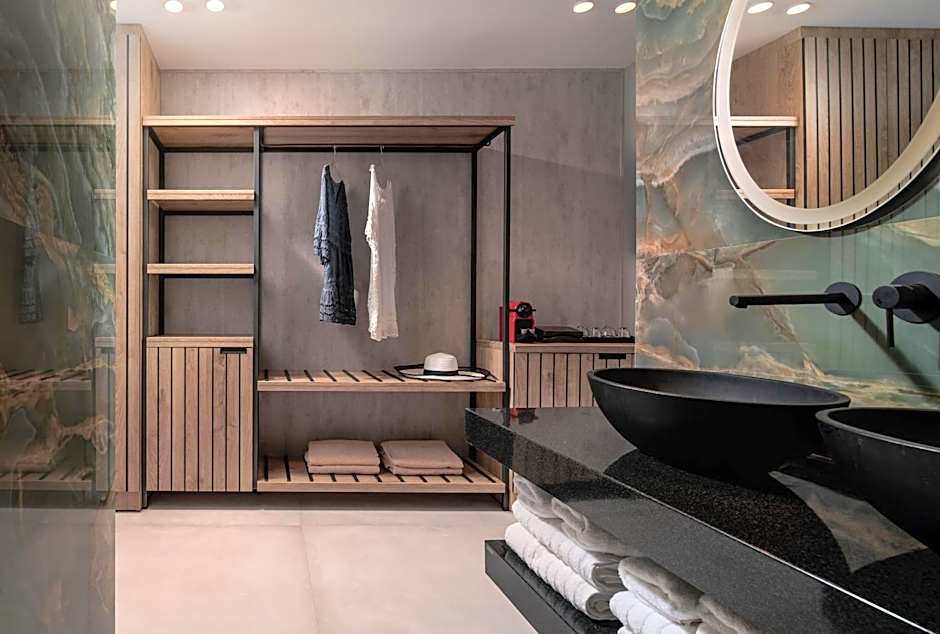 Lagomandra Luxury Suites with Private Pools