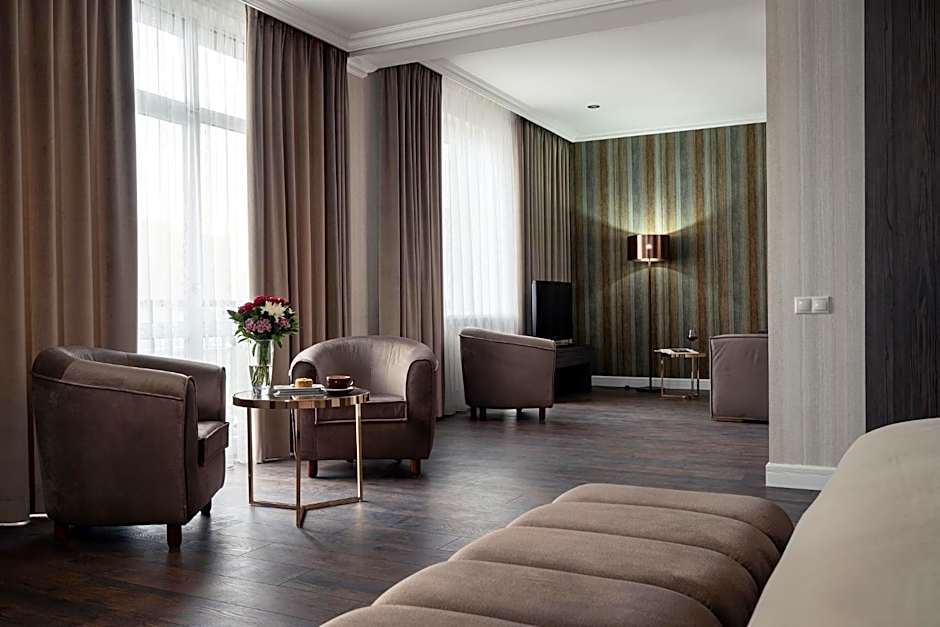 Greguar Hotel by UHM