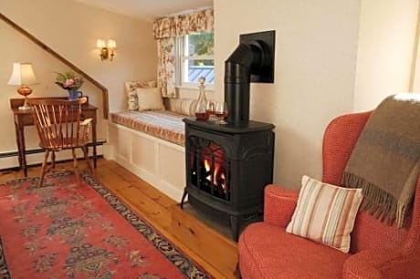 Queen Room with Fireplace