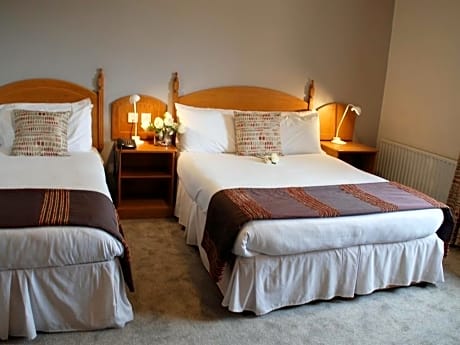 Double or Twin-Classic-Ensuite with Bath-Street View